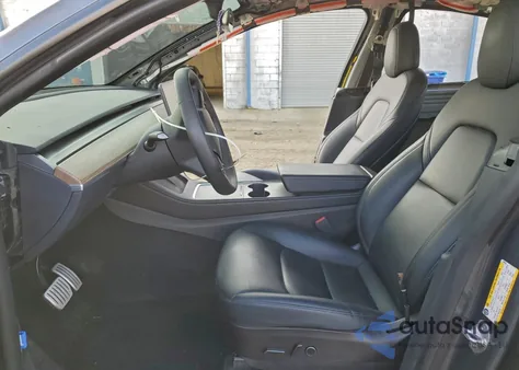 2022 Tesla Model Y z USA, uszkodzony, nr VIN 7SAYGDEF6NF538846